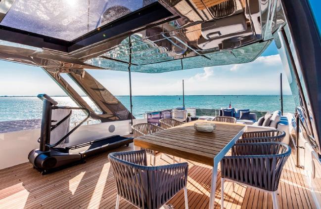 2017 FERRETTI YACHTS 850 